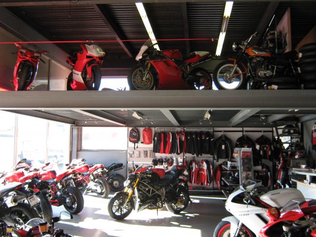 Vue de l'intérieur du garage, partie principale Vue de l'intérieur du garage, partie principale